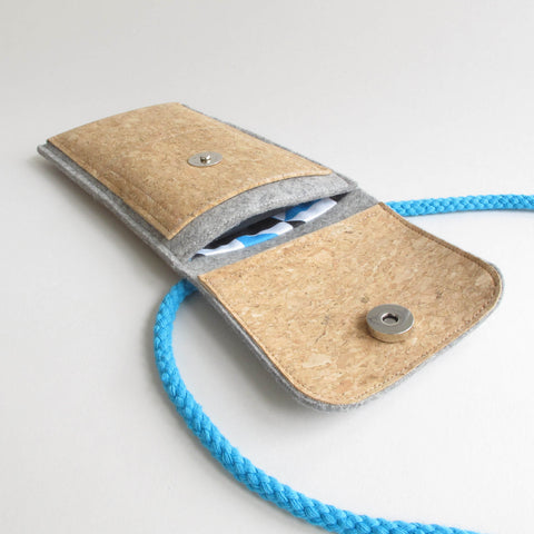Umhängetasche KEDJA für iPhone 16 Pro Max in hellgrau mit Kork und blauer Kordel, geöffnet mit Kartenfächern.