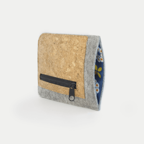 Hellgraue Handytasche aus Wollfilz und Kork für Samsung Galaxy S25 FE mit praktischem Kartenfach und Reißverschluss.