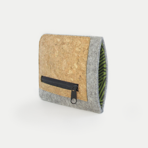 Handytasche mit Kartenfach für iPhone Air aus Filz und Kork, hellgrau mit ZIP-Verschluss, ideal für Alltag.