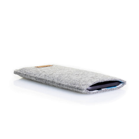 Hellgraue Handytasche aus Filz für Samsung Galaxy A37, stilvoll und passgenau, schützt das Smartphone optimal.