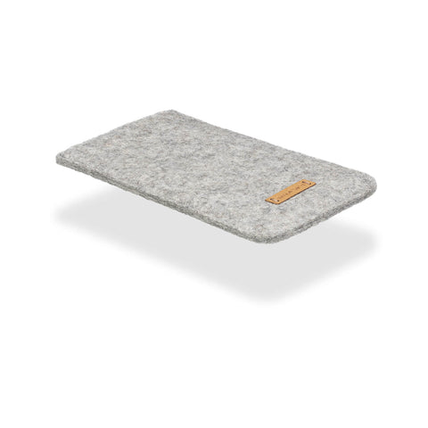 Stylische Handytasche für das Samsung Galaxy A37 aus Filz und Baumwolle in Hellgrau mit einem Etikett.