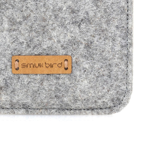 Handytasche in hellgrau aus Wollfilz mit Lederlabel smuk bird, designed für Samsung Galaxy A37.