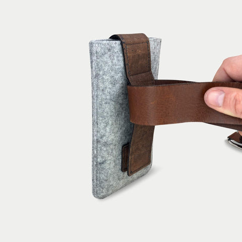 Handytasche aus Filz mit braunem Gürtelriemen für Motorola Edge 50 neo mit magnetischem Verschluss.