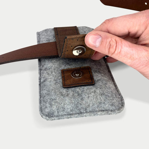 CLIP Gürteltasche für Google Pixel 10 Pro XL in hellgrau mit magnetischem Verschluss und Gürtelbefestigung.