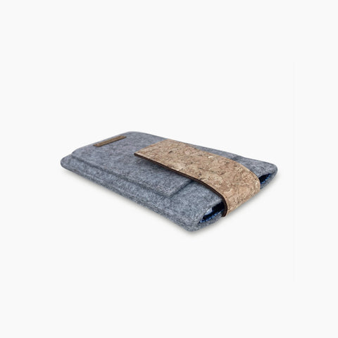 Handytasche für Motorola Moto E14 in hellgrau mit Magnetverschluss und hochwertigem Korkdetail.