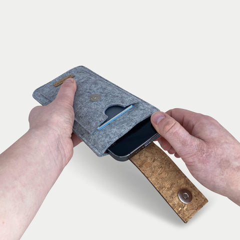 Handytasche für iPhone 17 Pro Max in hellgrau, mit Magnetverschluss und Fach, handgefertigt aus nachhaltigen Materialien.