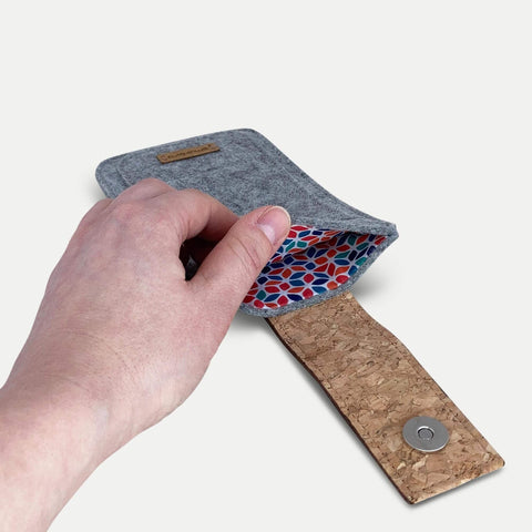 Handytasche für Motorola Moto G56 in hellgrau mit buntem Innenfutter und Magnetverschluss