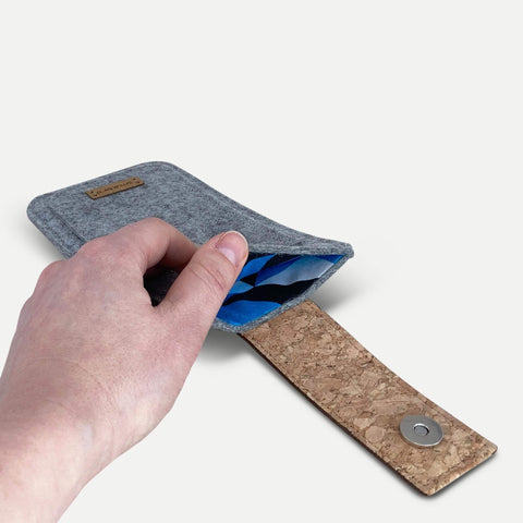 Handytasche für Motorola Moto E15 in hellgrau mit Magnetverschluss und cork-Details, umweltfreundlich gefertigt.
