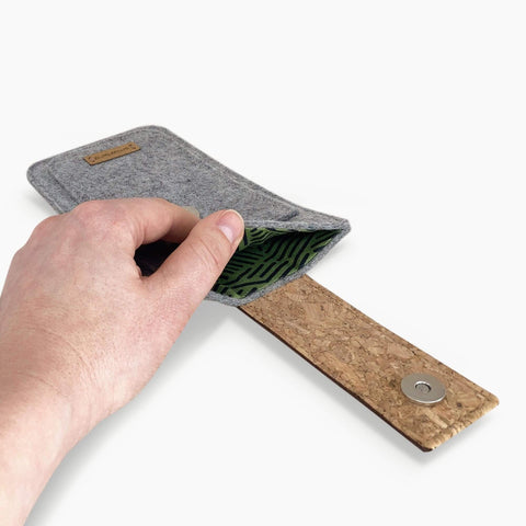 Handytasche für iPhone 17 Pro Max mit Magnetverschluss und cork-Unterseite, hellgrau, Innenfutter in Grün.