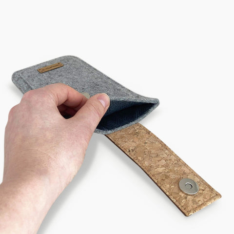 Handytasche für Motorola Moto E14 in hellgrau mit Magnetverschluss und Korkgriff, nachhaltig gefertigt.