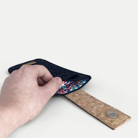 Handytasche für Google Pixel 10 Pro Fold in anthrazit mit Magnetverschluss und buntem Innenfutter.