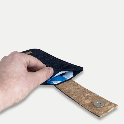 Handytasche für Motorola Moto G55 in anthrazit mit Magnetverschluss, gezeigt mit geöffneter Klappe.