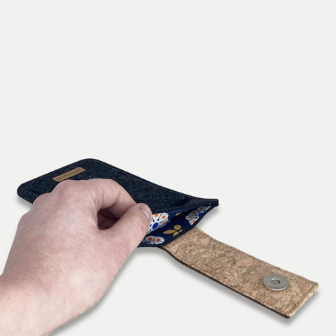 Handytasche für Motorola Moto G56 in anthrazit mit Magnetverschluss, hochwertigem Innenfutter und nachhaltigen Materialien.