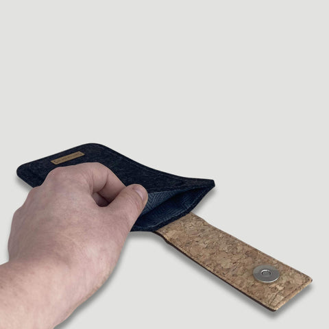 Handytasche für iPhone 17 Pro in anthrazit mit Magnetverschluss und nachhaltigem Korkmaterial.