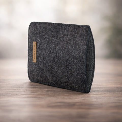 Made-to-measure mobile phone case | made of felt and organic cotton | anthracite - tracks | "LET" model