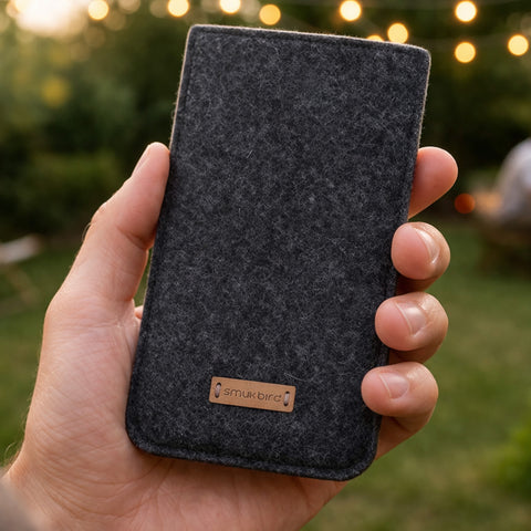 Made-to-measure mobile phone case | made of felt and organic cotton | anthracite - stripes | "LET" model