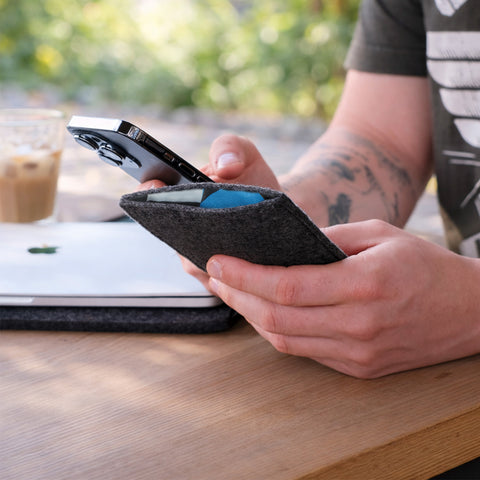 Made-to-measure mobile phone case | made of felt and organic cotton | anthracite - shapes | "LET" model