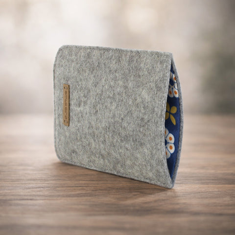 Made-to-measure mobile phone case | made of felt and organic cotton | light grey - bloom | "LET" model
