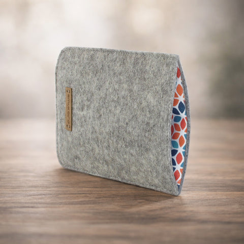 Made-to-measure mobile phone case | made of felt and organic cotton | light grey - colorful | "LET" model