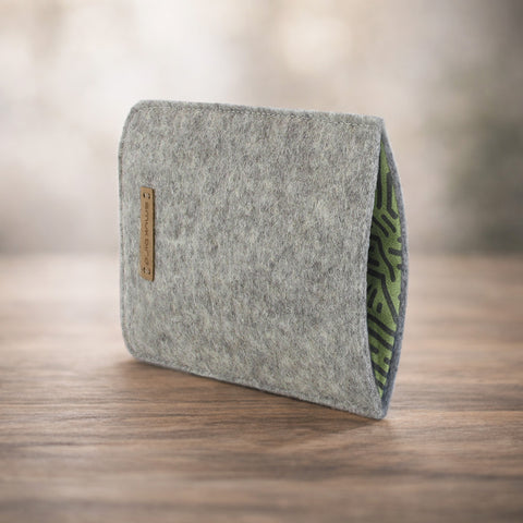Made-to-measure mobile phone case | made of felt and organic cotton | light grey - stripes | "LET" model