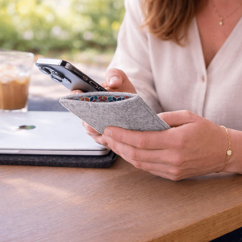 Made-to-measure mobile phone case | made of felt and organic cotton | light grey - colorful | "LET" model