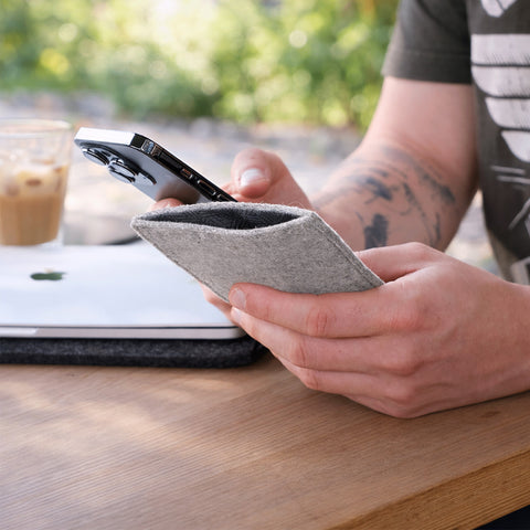 Made-to-measure mobile phone case | made of felt and organic cotton | light grey - tracks | "LET" model