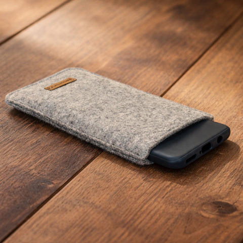 Made-to-measure mobile phone case | made of felt and organic cotton | light grey - colorful | "LET" model