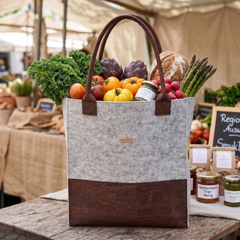 Filz Shopper Tasche mit braunem Kork gefüllt mit Obst und Gemüse auf dem Wochenmarkt, nachhaltige Tasche für den Einkauf