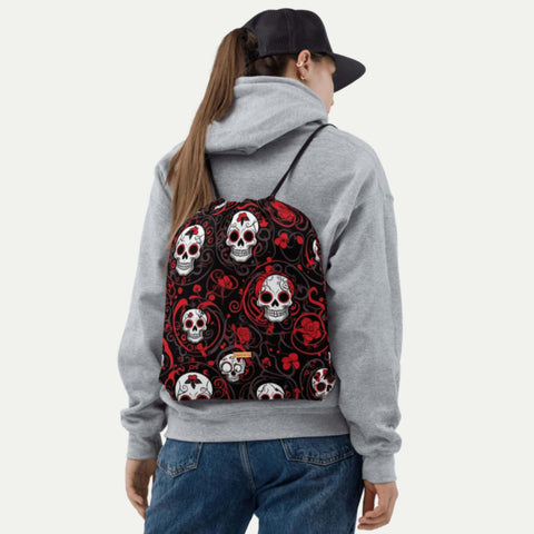 Turnbeutel mit dunklem Rosen- und Totenkopf-Design wird über der Schulter getragen.