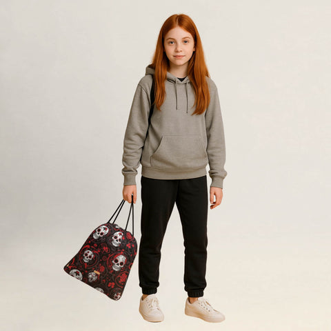 Person hält einen Turnbeutel mit Totenkopf- und Rosenmotiv locker in der Hand.