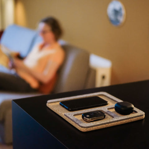 Organizer for mobile phone, keys, jewelery etc. | made of felt and cork | light grey