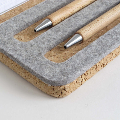 Organizer for cell phone, notepad & pens | made of felt and cork | light grey