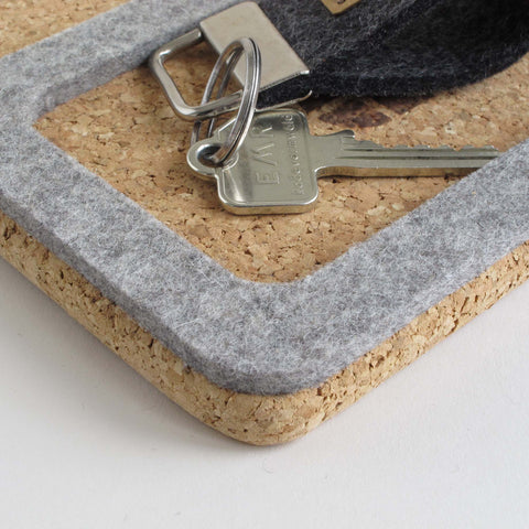Organizer for mobile phone, keys, jewelery etc. | made of felt and cork | light grey