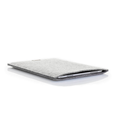 Sleeve for iPad Pro 12.9" - 5th gen | made of felt and organic | light grey - tracks | "LET" model
