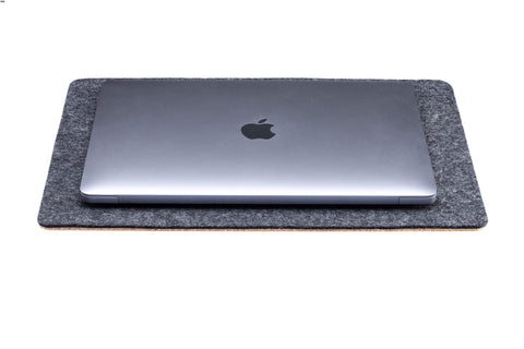 Mat for MacBooks made of felt and cork | 26x38cm | anthracite