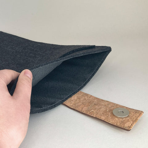 custom laptop sleeve | with magnetic closure and extra compartment | anthrazit - Tracks | Model "HAKA"