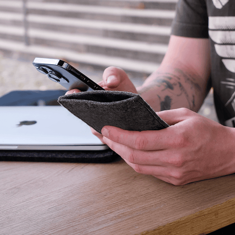 Mobile phone case for iPhone 16e | made of felt and organic cotton | anthracite - tracks | model "LET"