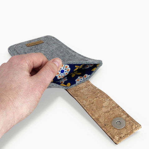 Handytasche für Samsung Galaxy A17 in hellgrau mit floralem Innenfutter und Magnetverschluss.