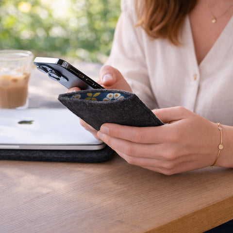 Made-to-measure mobile phone sleeve | made of felt and organic cotton | anthracite - bloom | "LET" model