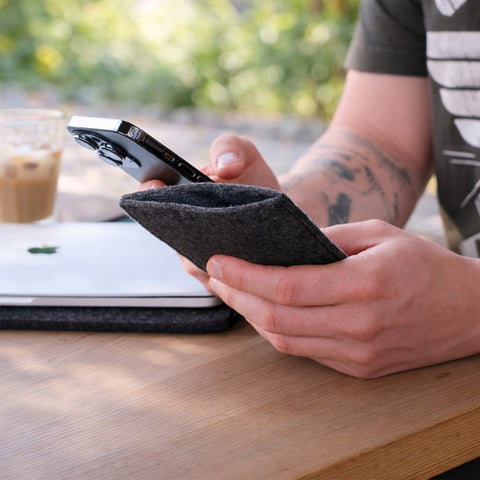 Made-to-measure mobile phone case | made of felt and organic cotton | anthracite - tracks | "LET" model