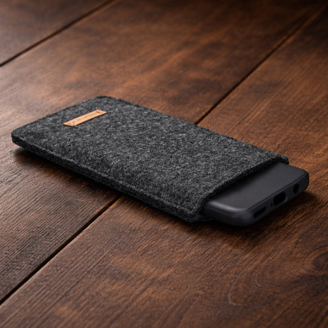 Made-to-measure mobile phone case | made of felt and organic cotton | anthracite - stripes | "LET" model