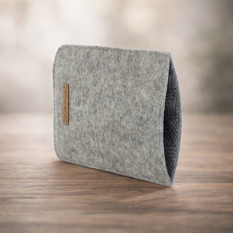 Made-to-measure mobile phone case | made of felt and organic cotton | light grey - tracks | "LET" model