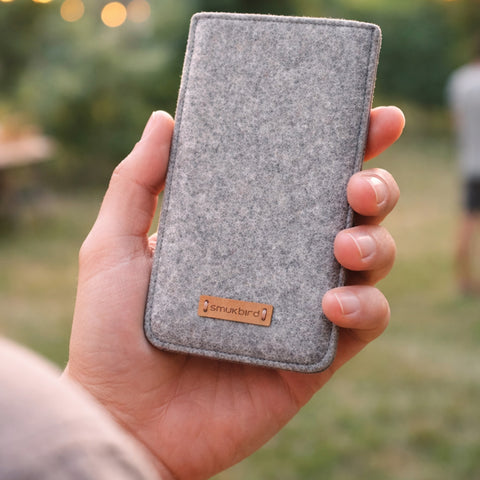 Made-to-measure mobile phone case | made of felt and organic cotton | light grey - colorful | "LET" model