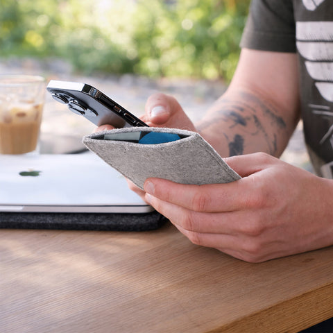 Made-to-measure mobile phone case | made of felt and organic cotton | light grey - shapes | "LET" model