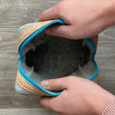 Accessory bag for cables & Co. | made of felt and cork | anthracite-red