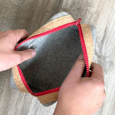 Accessory bag for cables & Co. | made of felt and cork | anthracite-red