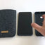 Made-to-measure mobile phone case | made of felt and organic cotton | anthracite - shapes | "LET" model