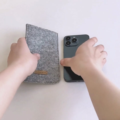 Made-to-measure mobile phone case | made of felt and organic cotton | light grey - colorful | "LET" model