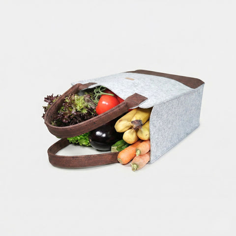 Filz Shopper Tasche in Hellgrau Braun mit Korkboden, kompakt gefüllt mit Obst und Gemüse