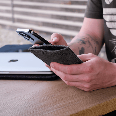 Made-to-measure mobile phone case | made of felt and organic cotton | anthracite - tracks | "LET" model